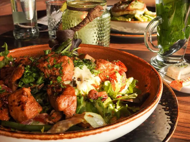 Kipsalade, een van de lunchgerechten