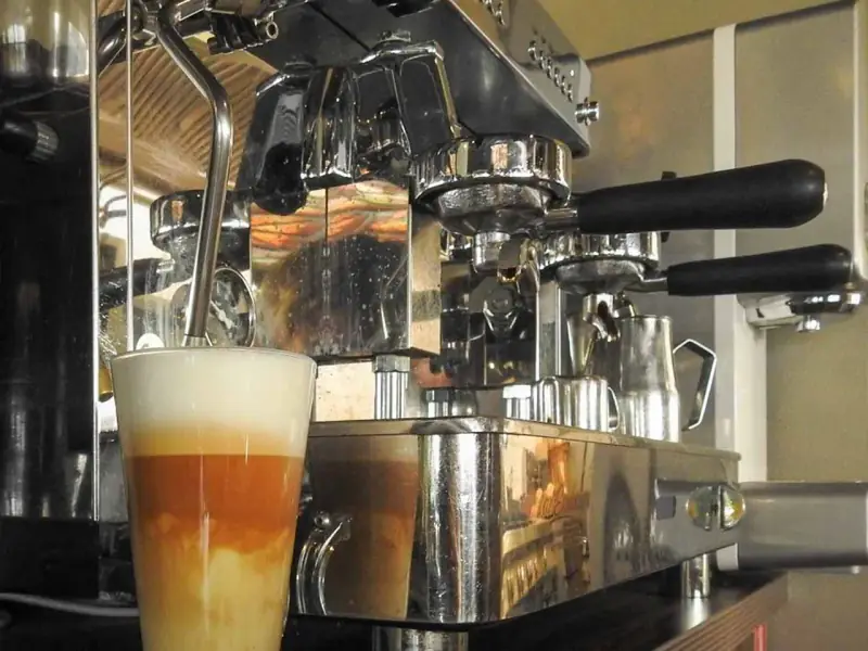 Verse koffie en bier aan de bar